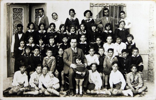 Ecole du Bene Berith (B'nai Brit), classe de Meir Nahum, père d'Henri Nahum que l'on voit ici, à l'âge de 3ans près de son père